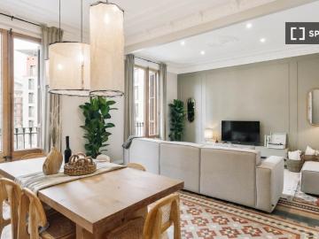 Apartamento de 4 dormitorios en alquiler en Ciutat Vella, Barcelona
