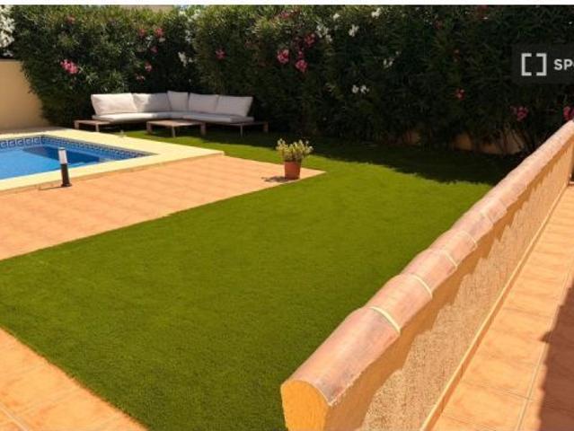 Apartamento de 4 habitaciones en alquiler en Benitachell, ideal para parejas