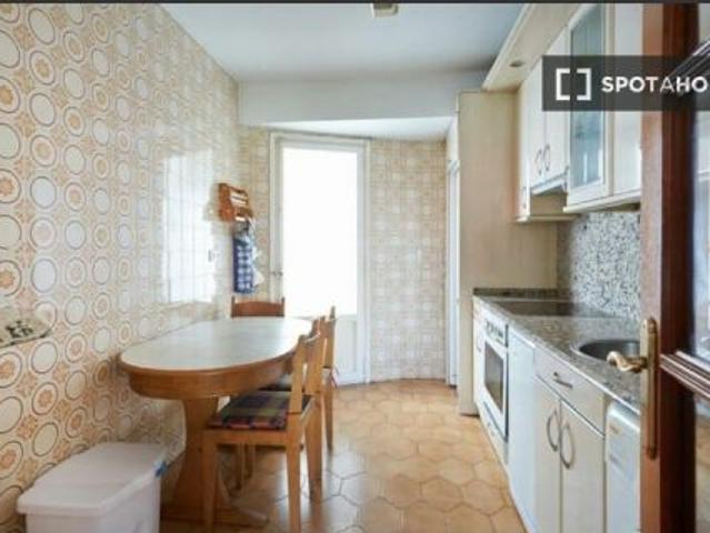 Apartamento de 4 habitaciones en alquiler en Iturrama, gastos incluidos