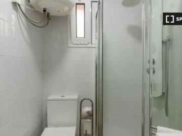 Apartamento de 4 habitaciones en alquiler en La Torrassa, Barcelona, ideal para profesionales y estu