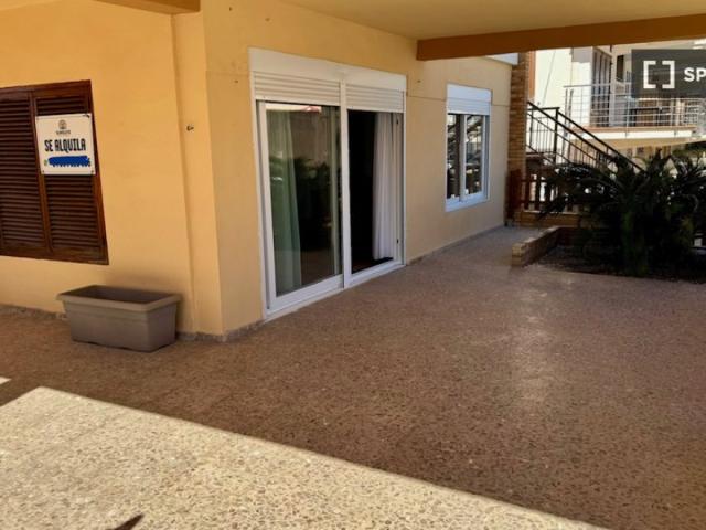 Apartamento de 4 dormitorios en alquiler en Oliva, Valencia