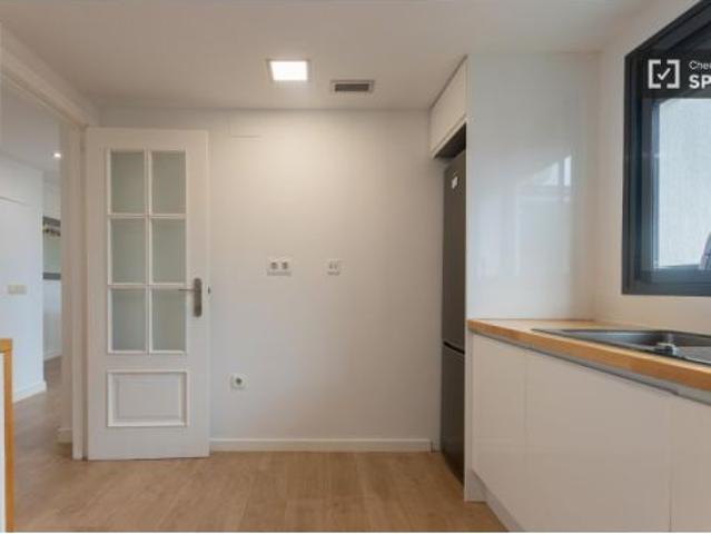 Apartamento de 4 habitaciones en alquiler en Sant Pau, solo para mujeres