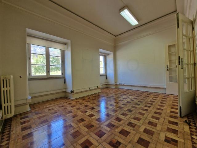 Apartamento de 4 quartos, 7 divisões assoalhadas, junto ao parque Eduardo VII, para arrendar