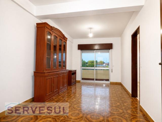 Apartamento de 4 quartos, localizado no centro da vila de Messines, perto de todos os serviços, escolas, lojas e restaurantes
