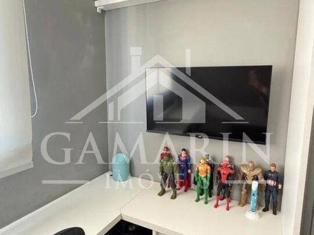Apartamento de 50m², 2 dormitórios, armários planejados, Sacada fechada em vidro, vaga de garagem