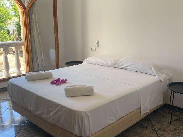 Apartamento de 5 dormitorios en alquiler en Calp, Alicante