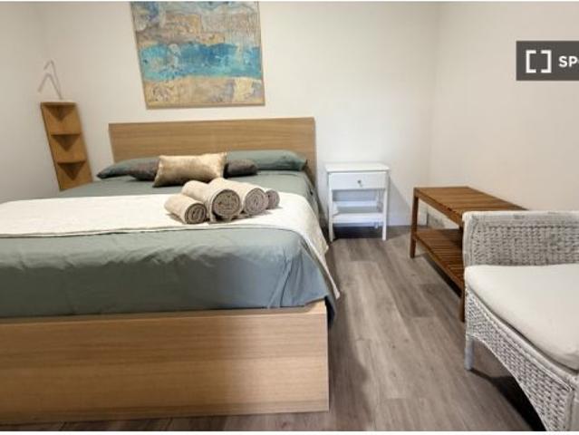 Apartamento de 5 habitaciones en alquiler en Valdefuentes, Madrid, gastos incluidos, se admiten pare