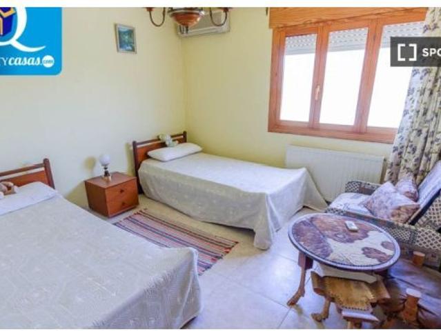 Apartamento de 5 habitaciones en alquiler en El Campello, gastos incluidos