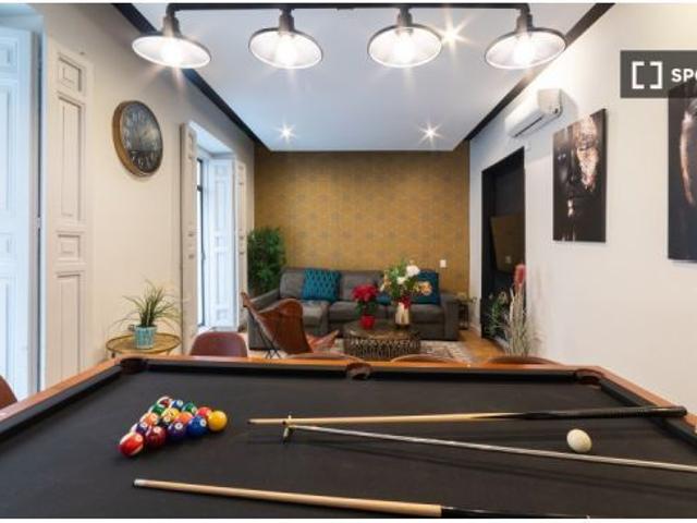 Apartamento de 5 habitaciones en alquiler en Embajadores