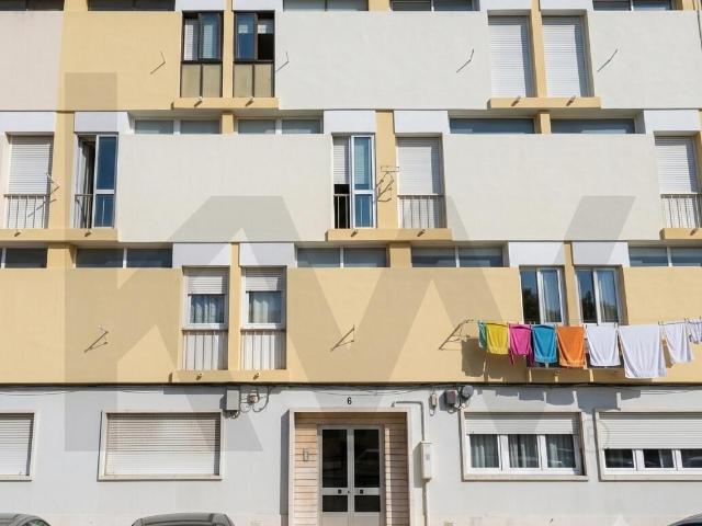 Apartamento de 80 m² para Remodelação na Pontinha Junto ao Metro e Mercado
