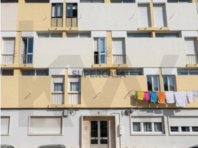 Apartamento de 80 m² para Remodelação na Pontinha Junto ao Metro e Mercado