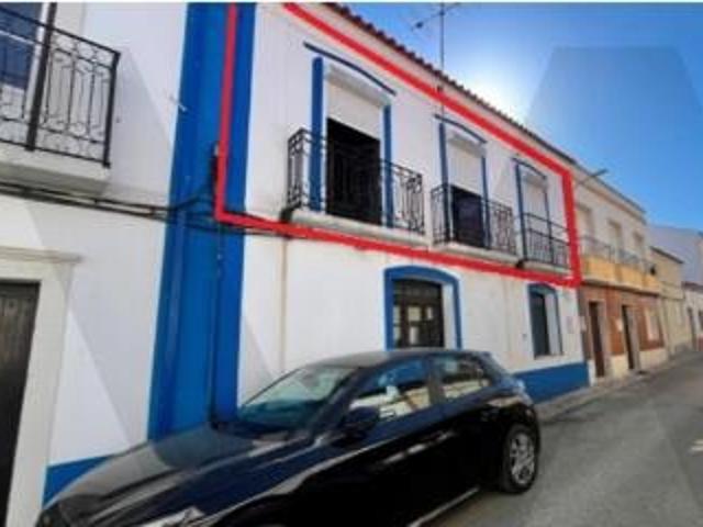 Apartamento de 90 m² para remodelar no centro de Grândola | Edifício com apenas 2 apartamentos