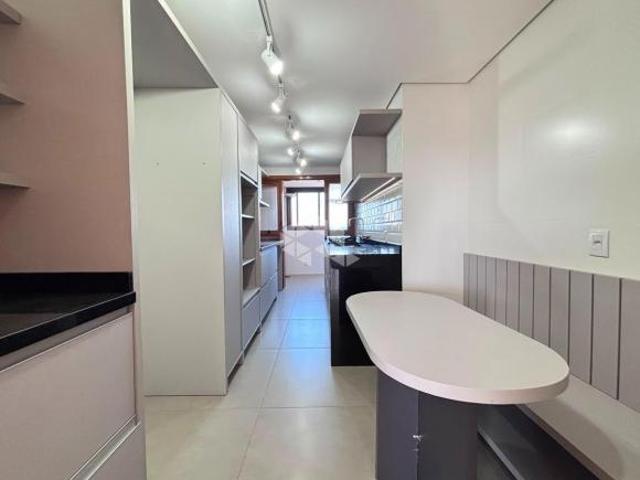 Apartamento de 03 dormitórios com 01 suíte, central e semimobiliado!