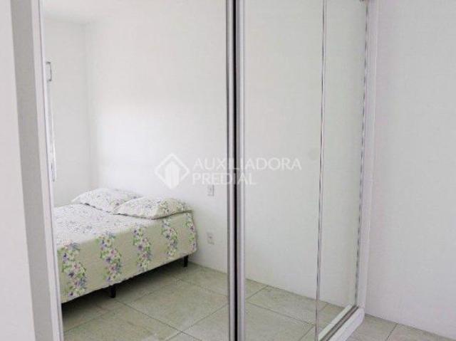 Apartamento de 02 dormitórios, living 2 ambientes, cozinha com churrasqueira, banheiro social, área