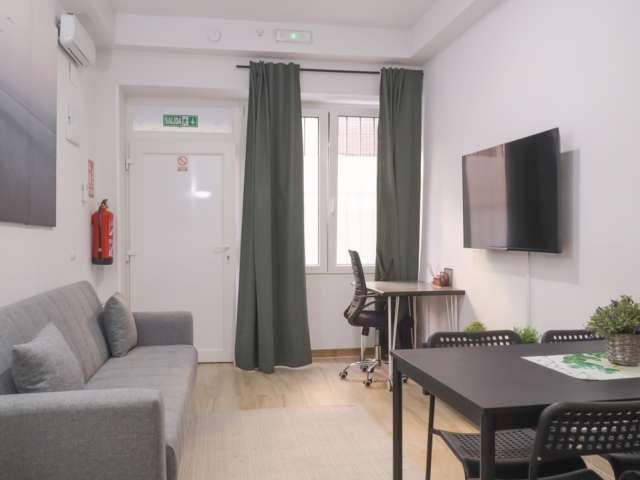 Apartamento de 1 dormitorio en alquiler en Valdeacederas, Madrid