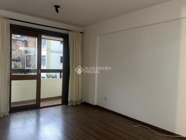Apartamento de 1 dormitório reformado com sacada e excelente iluminação natural no Centro Histórico