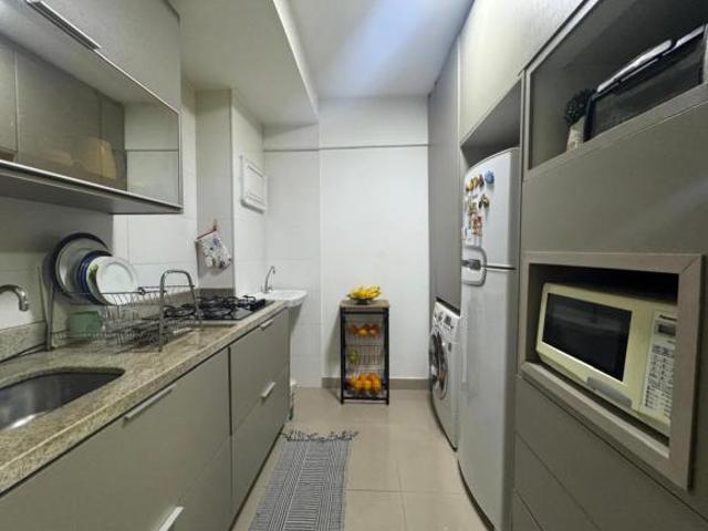 Apartamento de 1 quarto, com vista livre, armários e garagem
