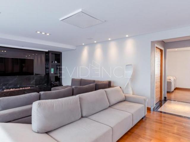Apartamento de 234 m² com 4 dormitórios 3 suítes e 4 vagas no Tatuapé!