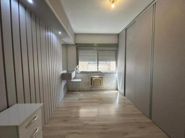 Apartamento de 2 dormitórios, amplo living, sacada estendida e banho social