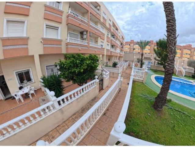 Apartamento de 2 dormitorios con terraza, garaje y zonas comunes – urbanización privada en el centro