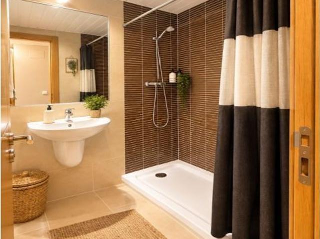 Apartamento de 2 Dormitorios con Vistas al Mar en Playa del Ángel, Estepona