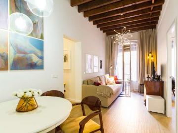 Apartamento de 2 dormitorios con balcón en alquiler en Atocha, Madrid