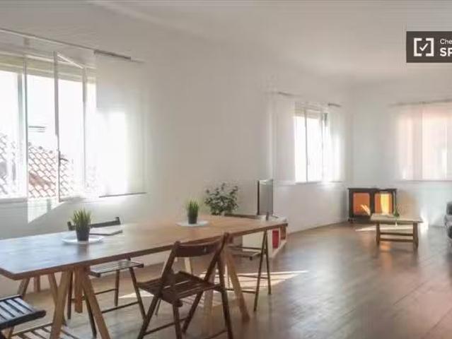 Apartamento de 2 dormitorios en alquiler en Embajadores, Madrid