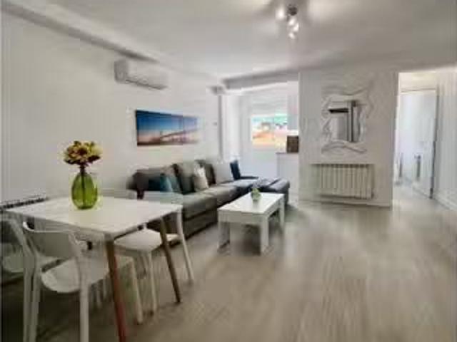 Apartamento de 2 dormitorios en alquiler en San Isidro, Madrid