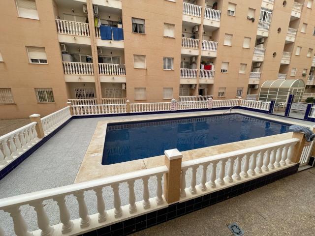 Apartamento de 2 dormitorios, piscina y garaje en zona Habaneras, Torrevieja