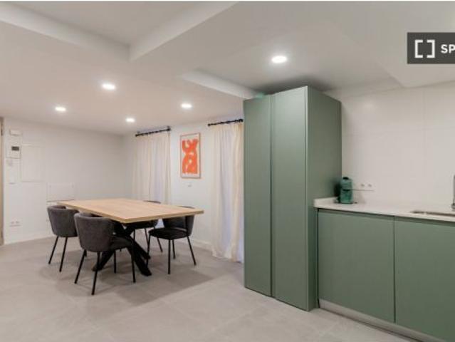Apartamento de 2 habitaciones en alquiler en Embajadores, con aire acondicionado y totalmente amuebl