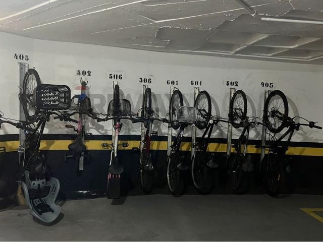 Apartamento de 2 quartos + 1 quarto menor, 2 banheiros, 1 vaga de garagem, prédio com elevador, para locação na quadra da praia em Jardim da Penha