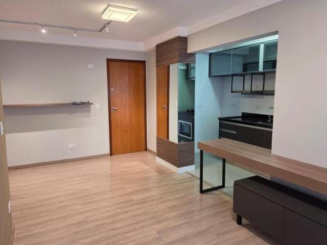 Apartamento de 2 quartos com marcenaria planejada em condomínio clube