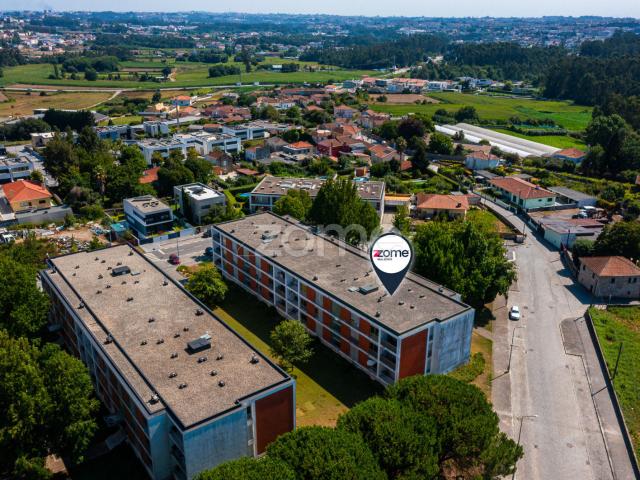 Apartamento de 2 quartos com varanda, garagem e unidade de armazenamento em Maia