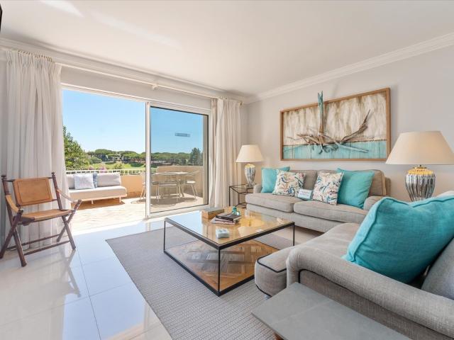 Apartamento de 2 quartos com vista frontal para o golfe e la. 108m² Almancil