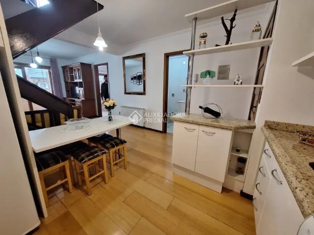 Apartamento de 2 quartos e 2 vagas de garagem, mobiliado, no centro de Gramado