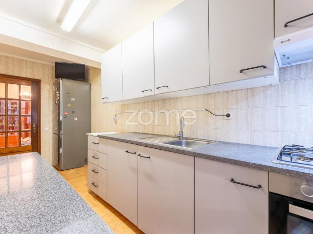 Apartamento de 2 quartos em uma comunidade fechada com garagem em Valadares