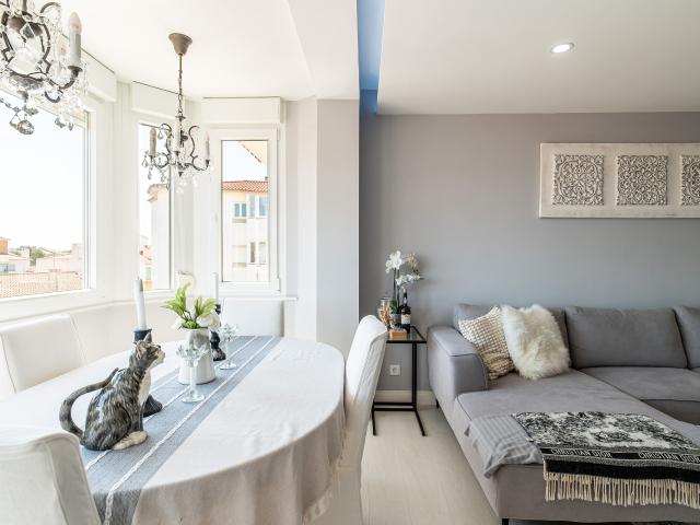 Banhado de sol e totalmente mobiliado | Apartamento moderno de 2 quartos em Alvide, Cascais
