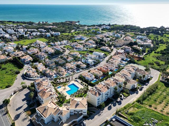 Apartamento de 2 quartos, inserido num prédio com piscina, g. 116m² Albufeira e Olhos de Água