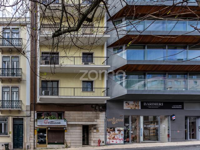 Apartamento de 2 quartos reformado na Av. Duque de Loulé, próximo ao Marquês de Pombal