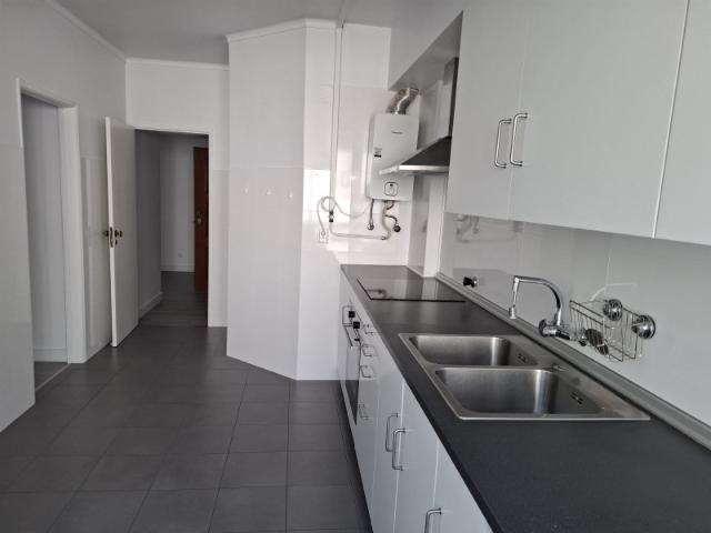 Apartamento de 3 assoalhadas remodelado junto à 'Igreja da Ramada'