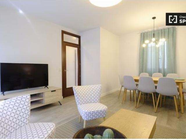 Apartamento de 3 dormitorios con aire acondicionado y balcones en alquiler en Malasaña