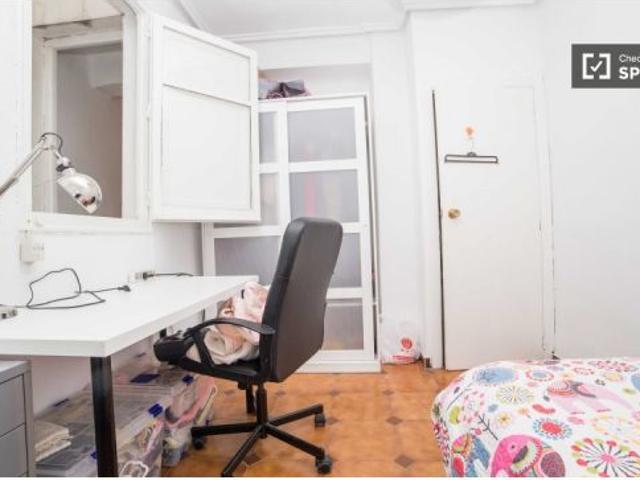 Apartamento de 3 dormitorios con balcón en alquiler cerca de la Universidad de Valencia y Jardines d