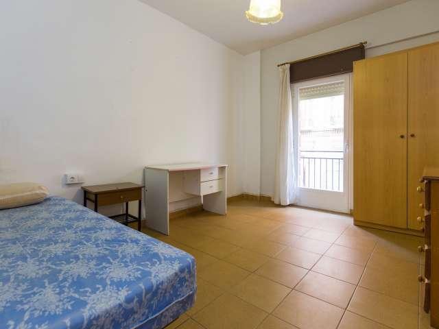 Apartamento de 3 dormitorios con balcón en alquiler en Centro, Granada
