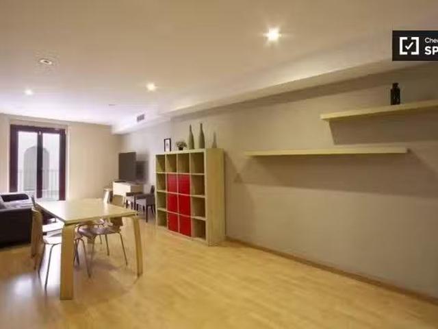 Apartamento de 3 dormitorios en alquiler en Ciutat Vella, Barc.
