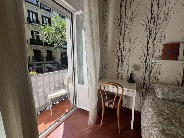 Apartamento de 3 dormitorios en alquiler en Embajadores, Madrid