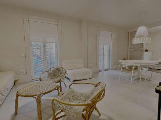 Apartamento de 3 dormitorios en alquiler en La Caleta, Málaga
