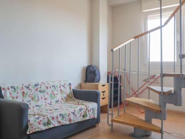 Apartamento de 3 dormitorios en alquiler en Valdeacederas, Madrid