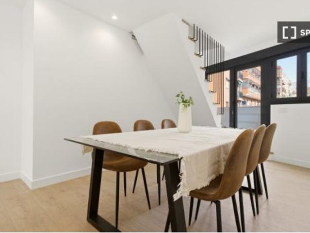 Apartamento de 3 habitaciones en alquiler en Fuente del Berro, Madrid, gastos incluidos