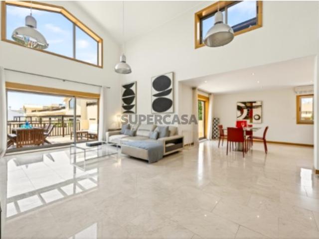 Apartamento de 3 Quartos com Terraço Privado