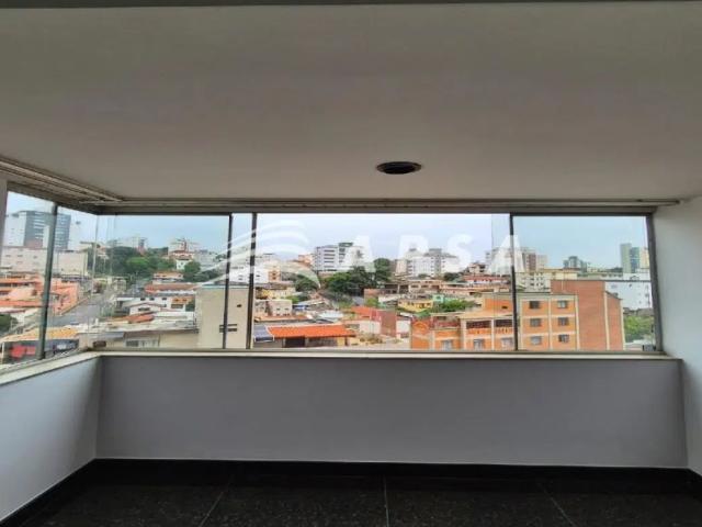 Apartamento de 3 quartos no nova suíssa pegue o elevador e abra a porta para uma sala ampla com piso